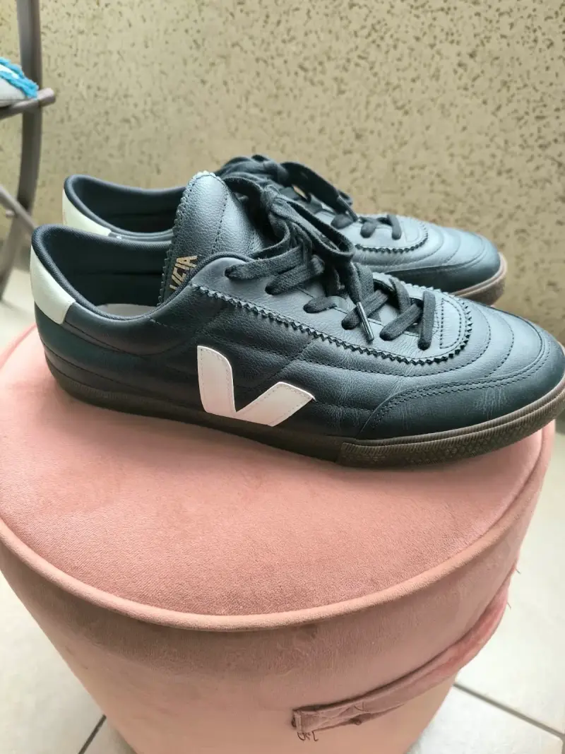 Zapatillas deportivas negras Veja con detalles blancos - 1
