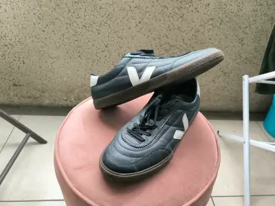 Zapatillas deportivas negras Veja con detalles blancos - miniatura 2
