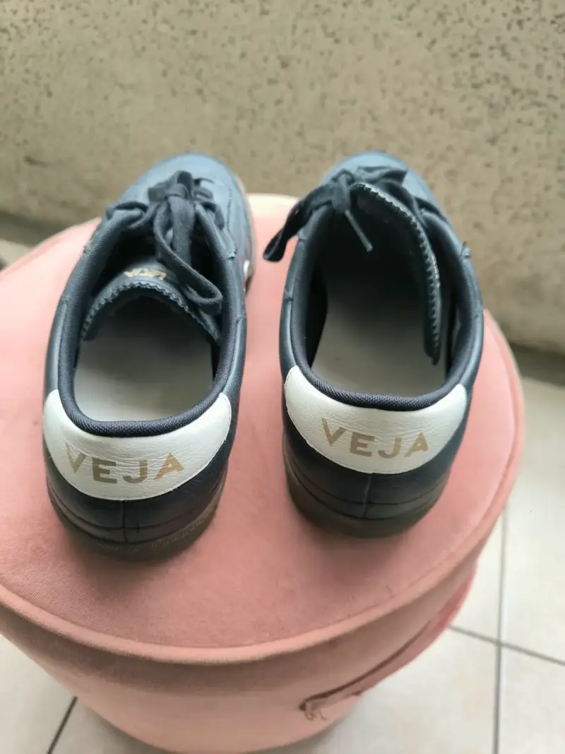 Zapatillas deportivas negras Veja con detalles blancos - 3