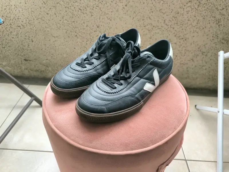 Zapatillas deportivas negras Veja con detalles blancos - 4