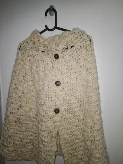 Capa de lana tejida a mano beige - miniatura 1