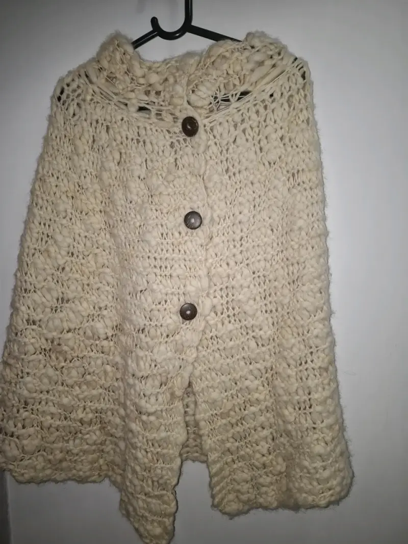 Capa de lana tejida a mano beige - 2