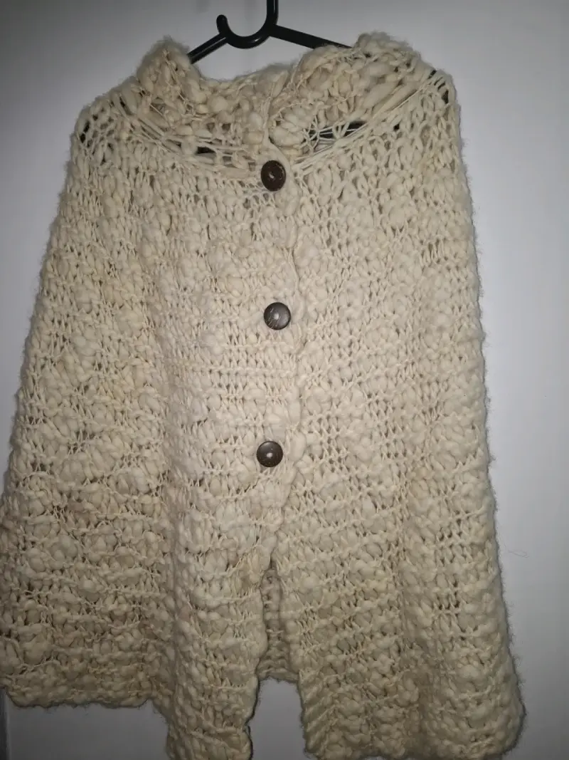 Capa de lana tejida a mano beige - 4