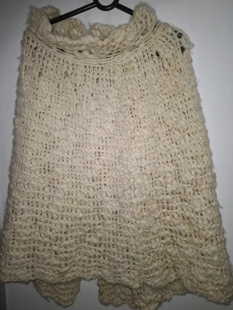 Capa de lana tejida a mano beige - 5