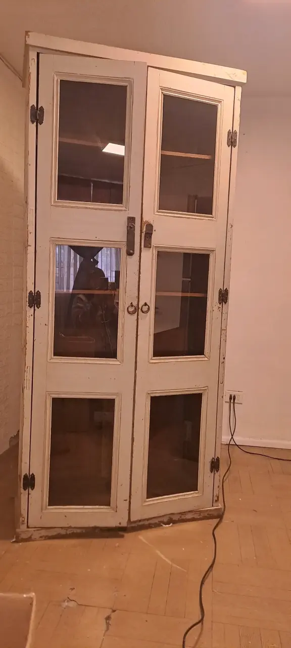Vitrina de madera vintage con puertas de vidrio - 1
