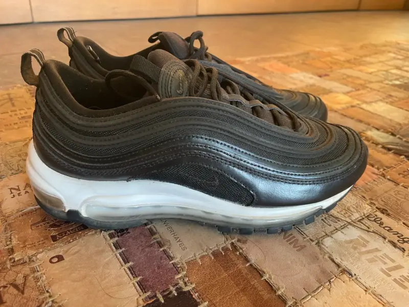 Zapatillas deportivas negras con diseño moderno - 1