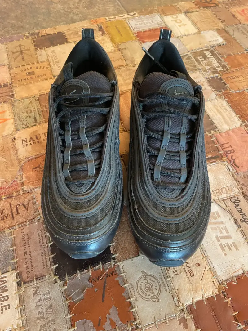 Zapatillas deportivas negras con diseño moderno - 2