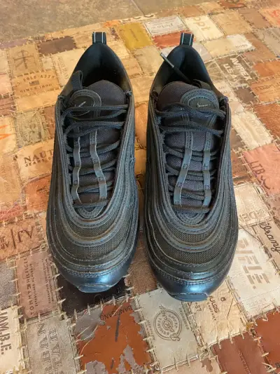 Zapatillas deportivas negras con diseño moderno - miniatura 2