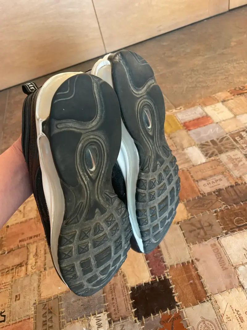 Zapatillas deportivas negras con diseño moderno - 3