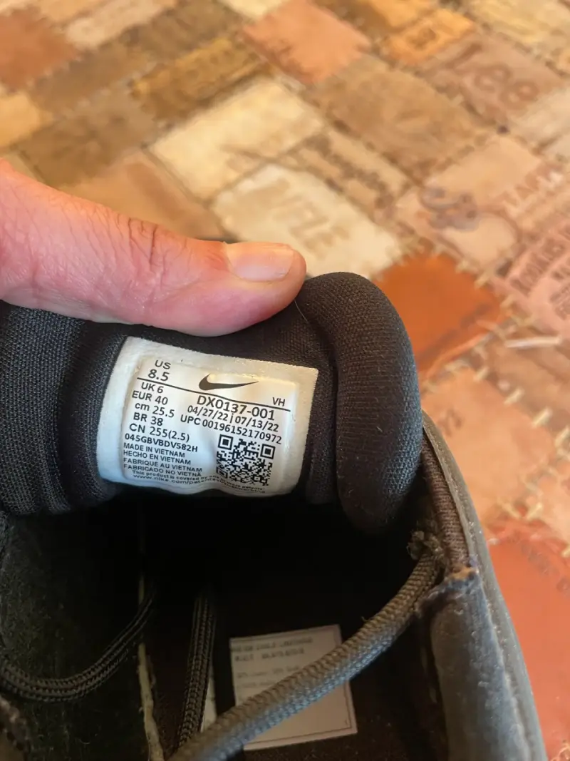 Zapatillas deportivas negras con diseño moderno - 4