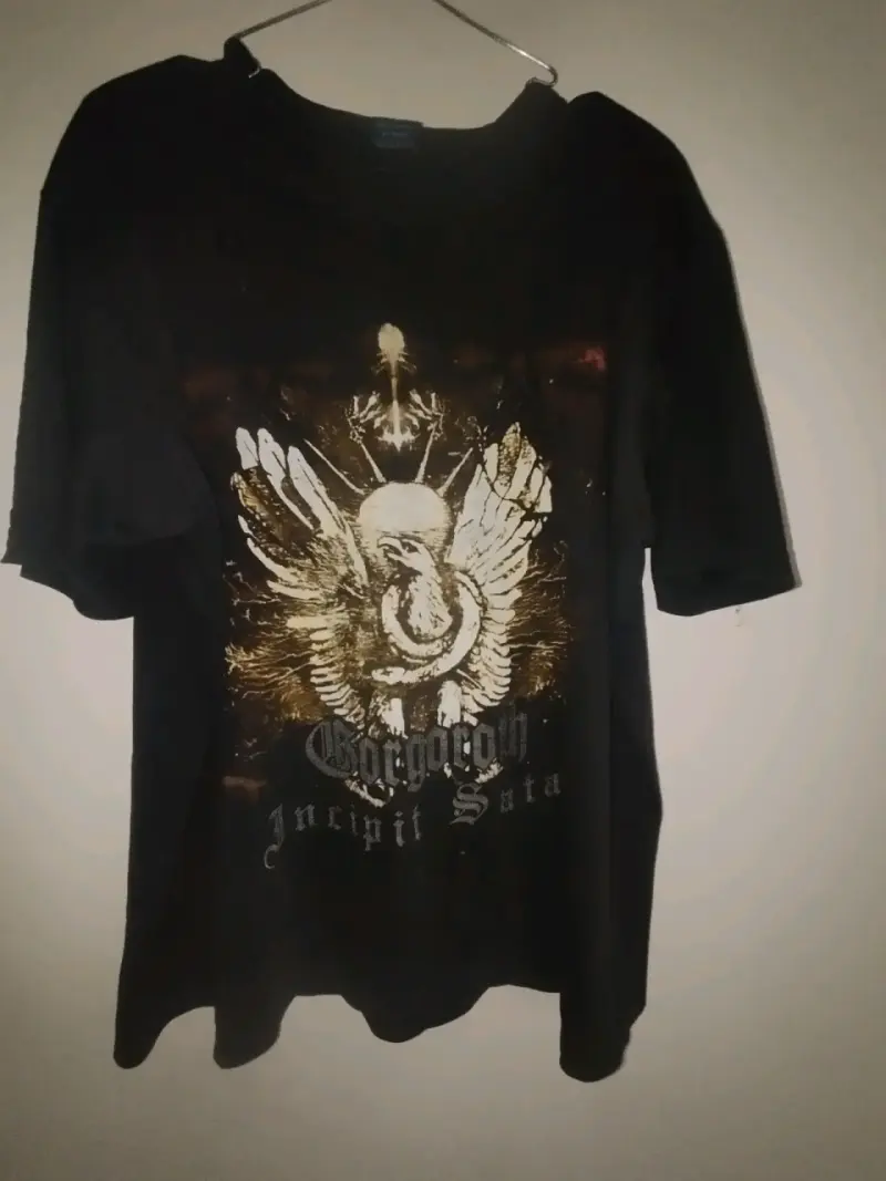 Polera negra Gorgoroth con diseño gráfico - 1