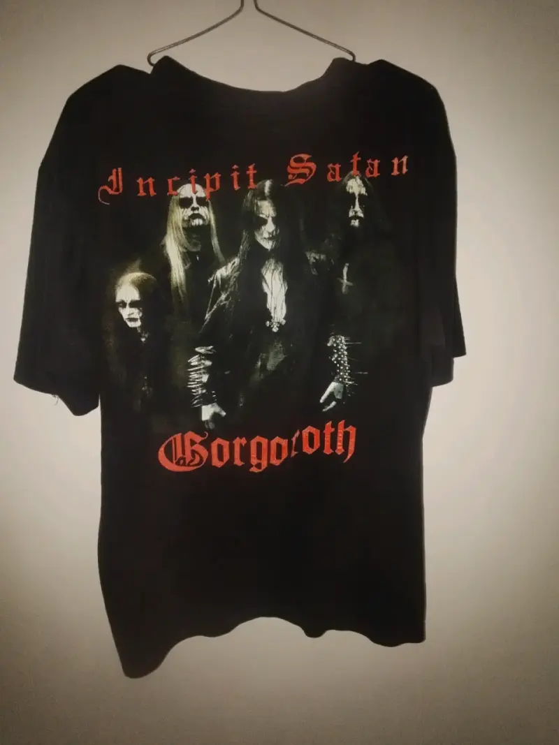 Polera negra Gorgoroth con diseño gráfico - 2
