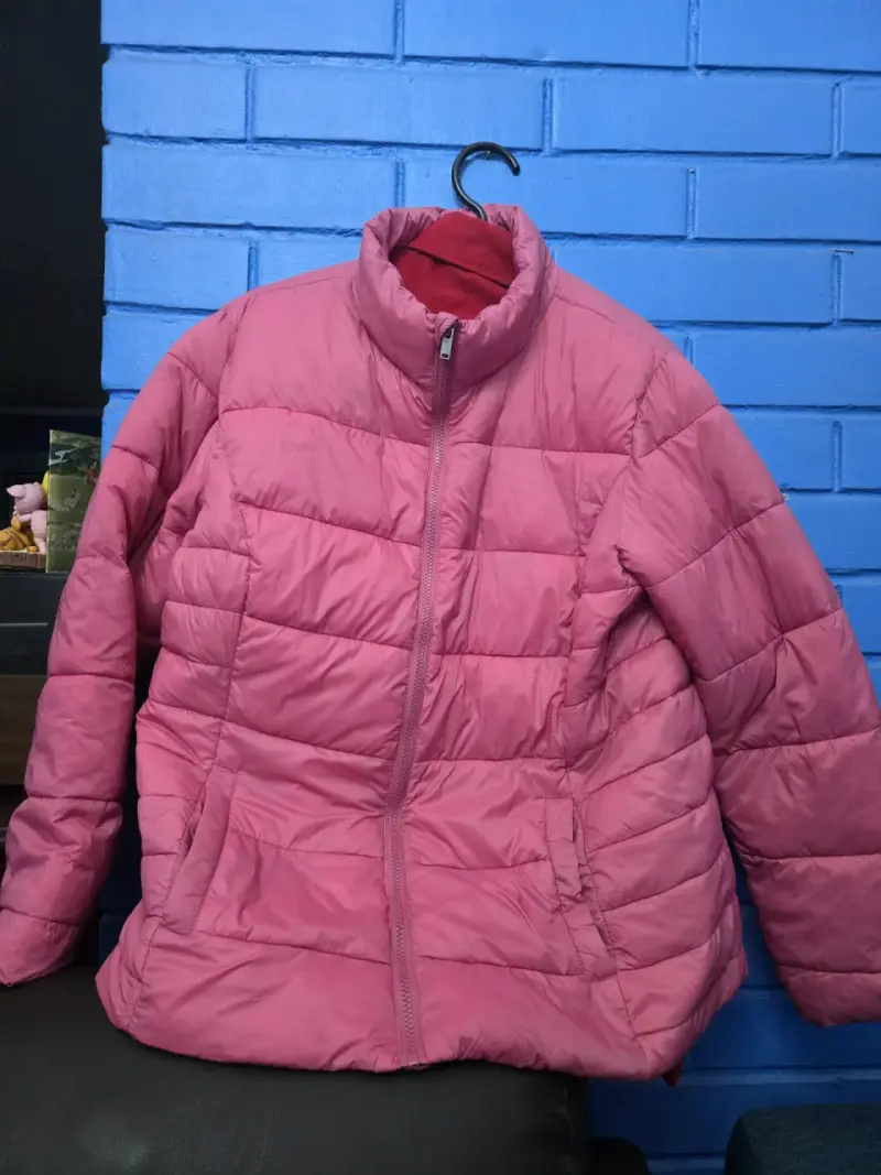 Chaqueta acolchada rosada para mujer