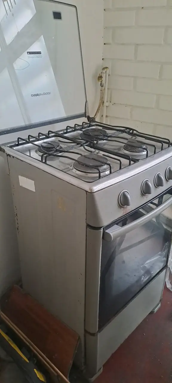 Cocina a gas de 4 quemadores en buen estado - 1