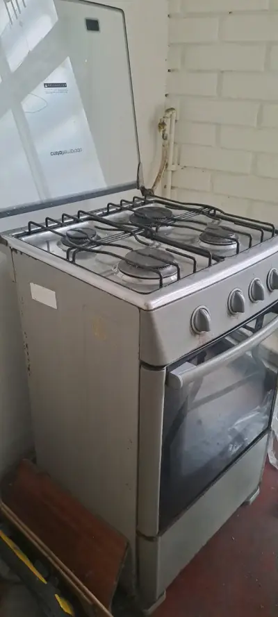 Cocina a gas de 4 quemadores en buen estado - miniatura 1