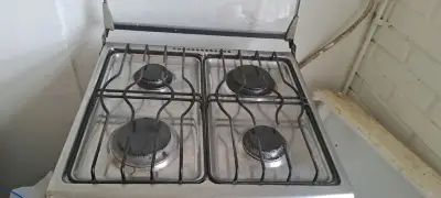 Cocina a gas de 4 quemadores en buen estado - miniatura 2