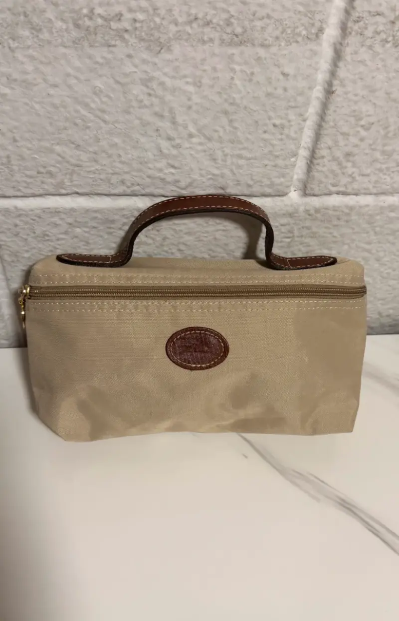 Neceser beige con detalles en cuero