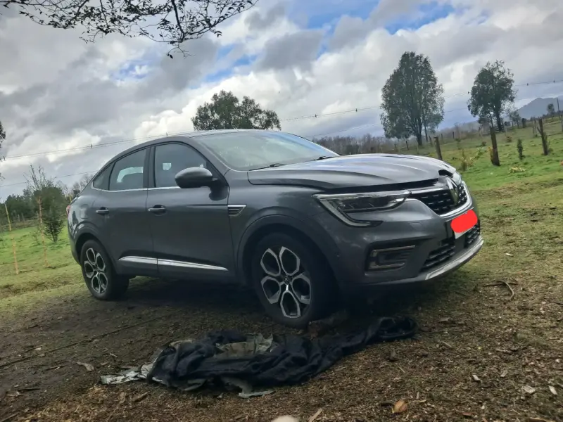 SUV Renault Arkana gris en buen estado - 1