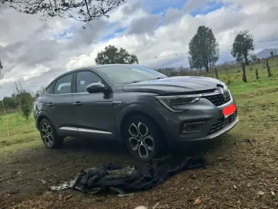 SUV Renault Arkana gris en buen estado - miniatura 1
