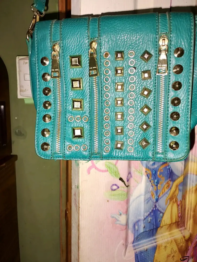Cartera verde con tachas metálicas - 1