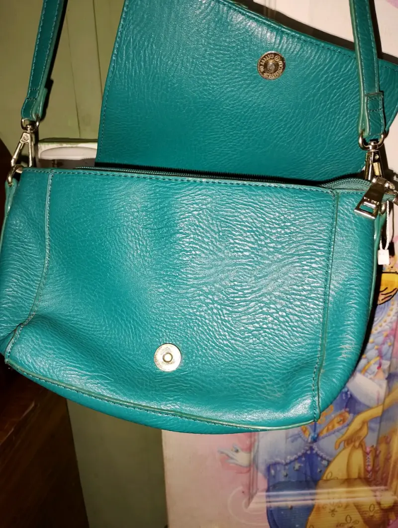 Cartera verde con tachas metálicas - 2