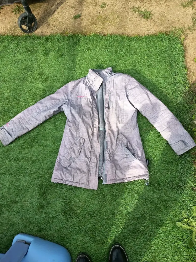 Chaqueta impermeable gris para mujer