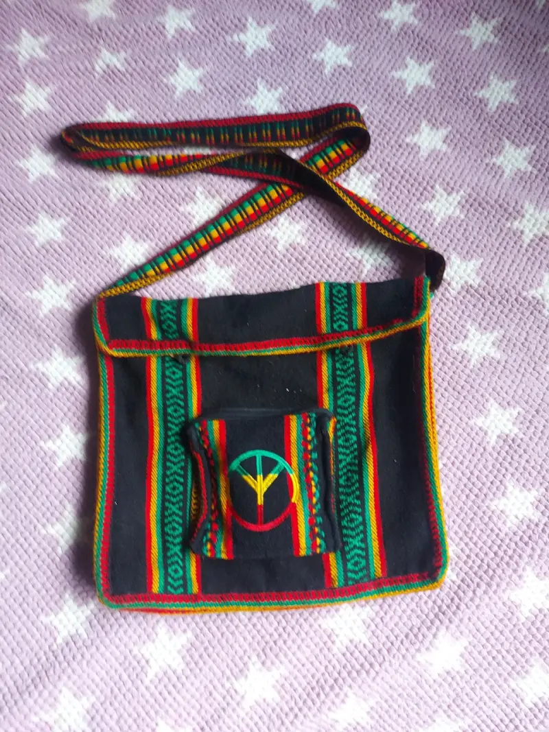 Bolso bandolera artesanal con diseño colorido