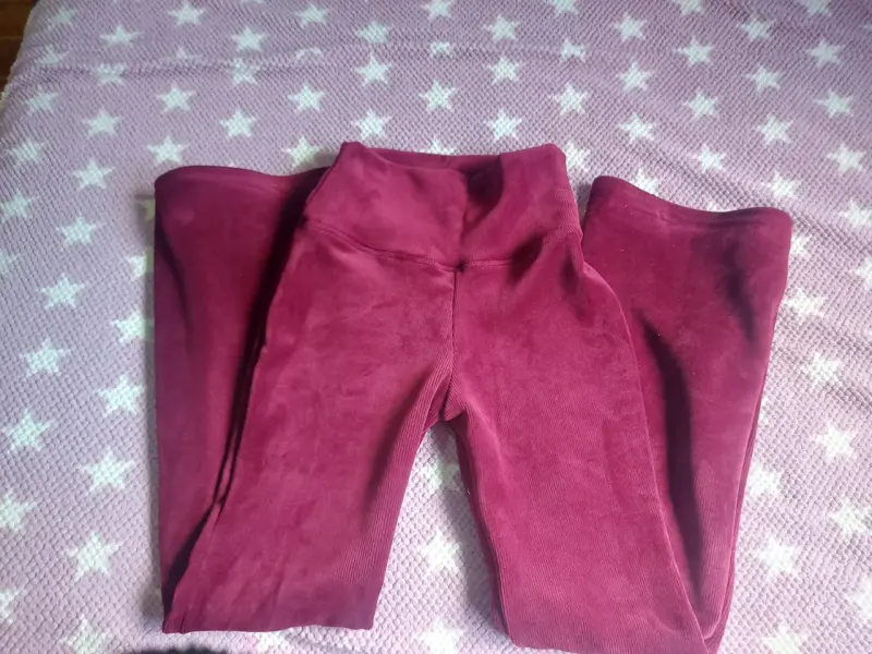 Pantalones de terciopelo burdeos para mujer