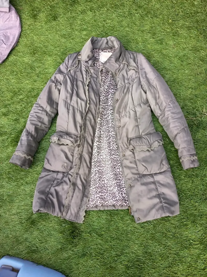 Abrigo de mujer gris con forro estampado