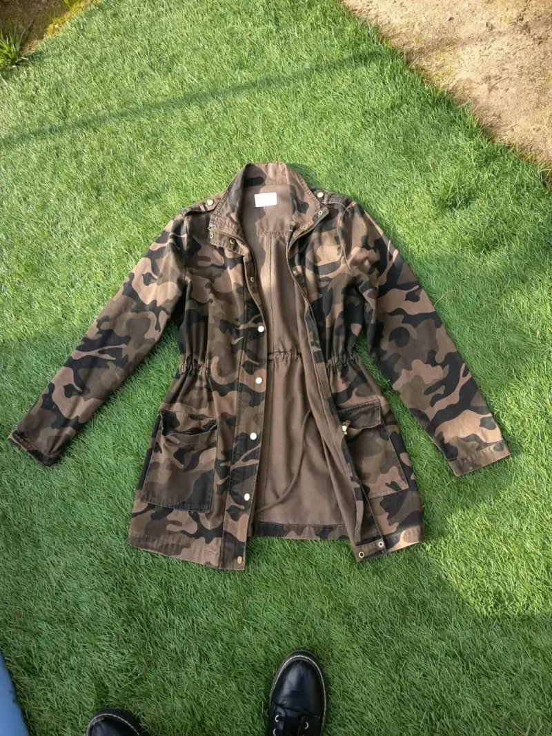Chaqueta militar camuflada para mujer