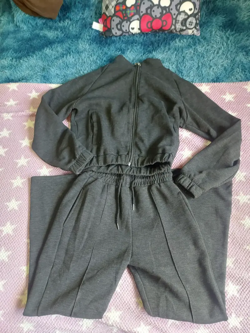 Conjunto deportivo gris oscuro para mujer - 1