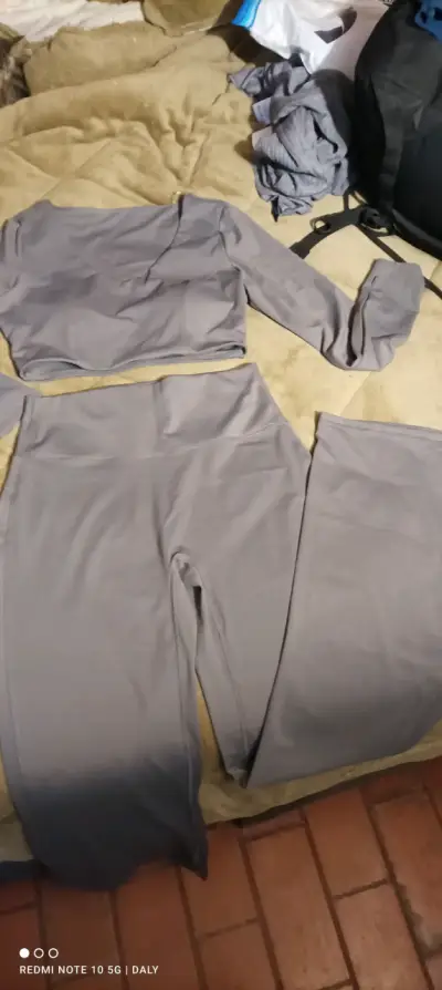 Conjunto deportivo de mujer gris y verde - miniatura 1