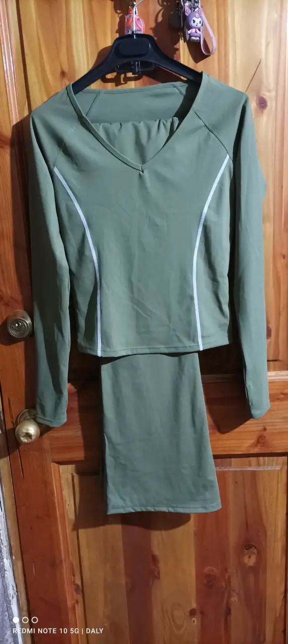 Conjunto deportivo de mujer gris y verde - 2