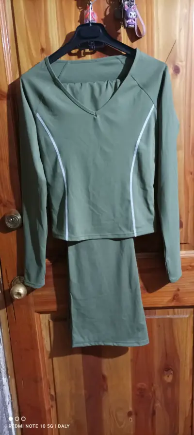 Conjunto deportivo de mujer gris y verde - miniatura 2