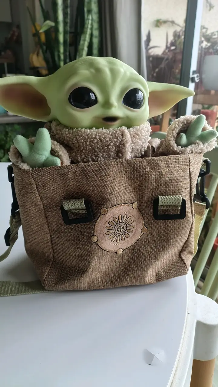 Figura de peluche Baby Yoda en bolsa decorativa