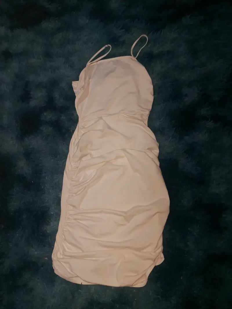Vestido ajustado beige con tirantes