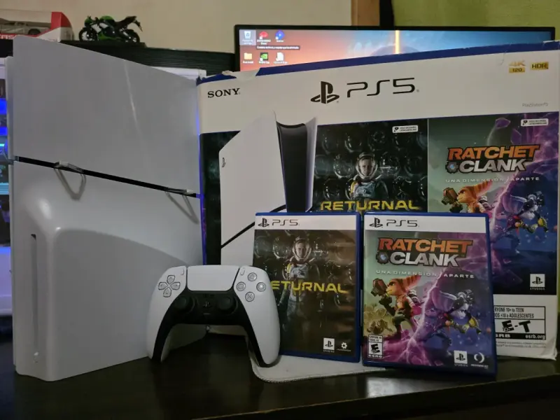 Consola Sony PS5 con juegos Returnal y Ratchet & C - 1