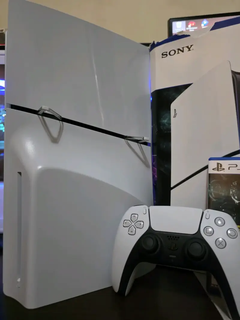 Consola Sony PS5 con juegos Returnal y Ratchet & C - 2