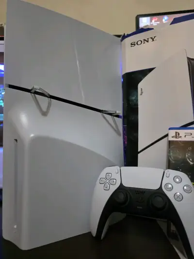 Consola Sony PS5 con juegos Returnal y Ratchet & C - miniatura 2