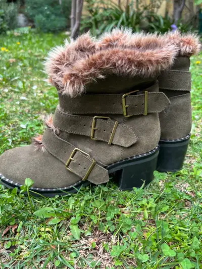Botines de gamuza con hebillas y forro de piel sintética - miniatura 1