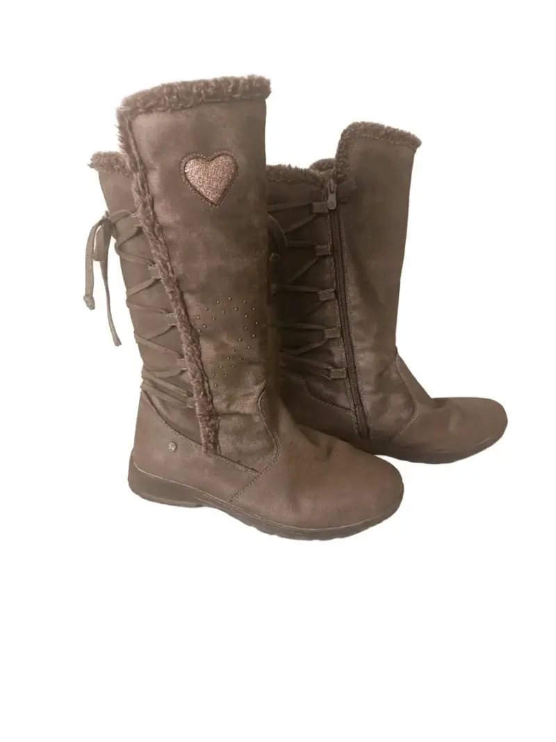 Botas de niña N°36  marrones con diseño de corazón