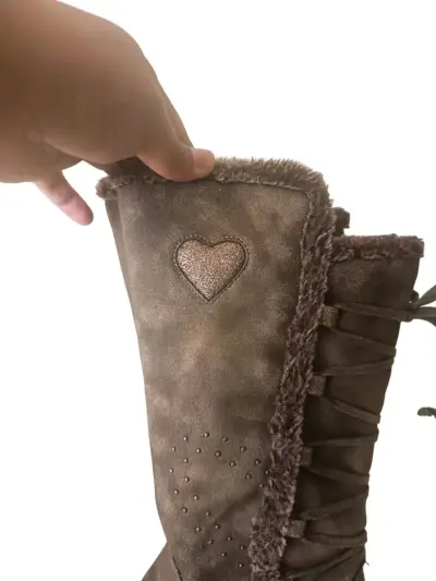 Botas de niña N°36  marrones con diseño de corazón - miniatura 3