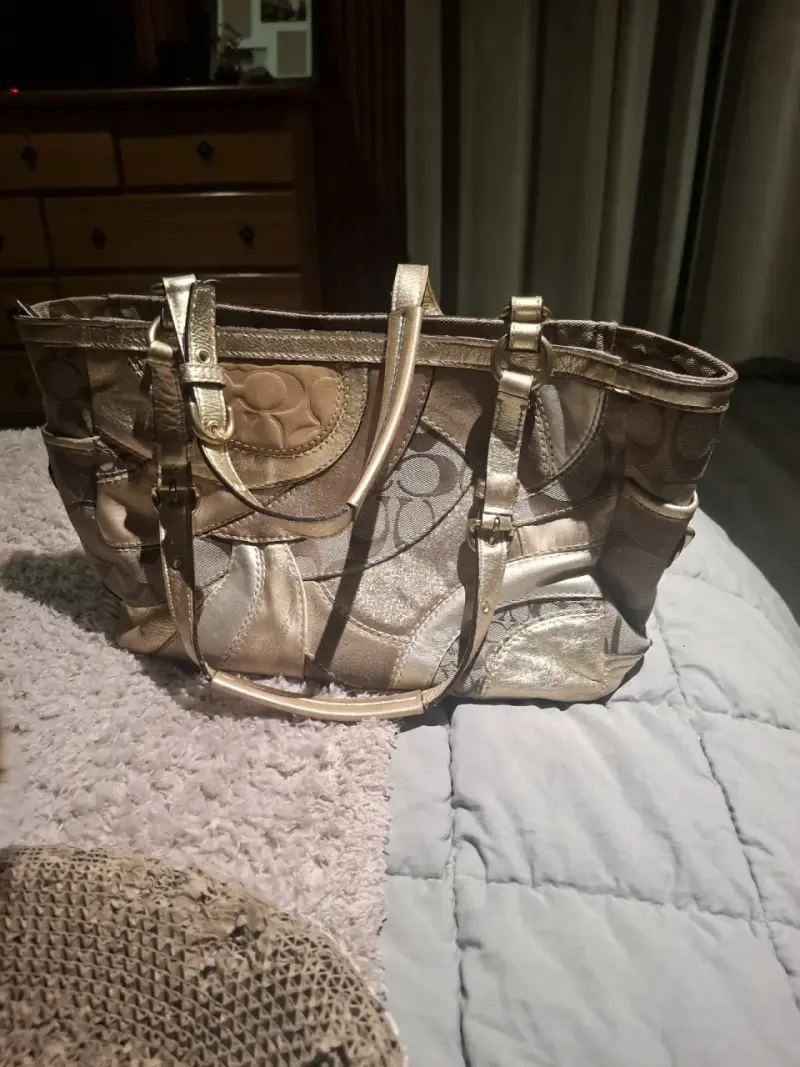Bolso de mano Coach dorado con diseño clásico - 1