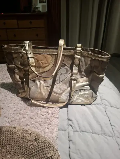 Bolso de mano Coach dorado con diseño clásico - miniatura 1