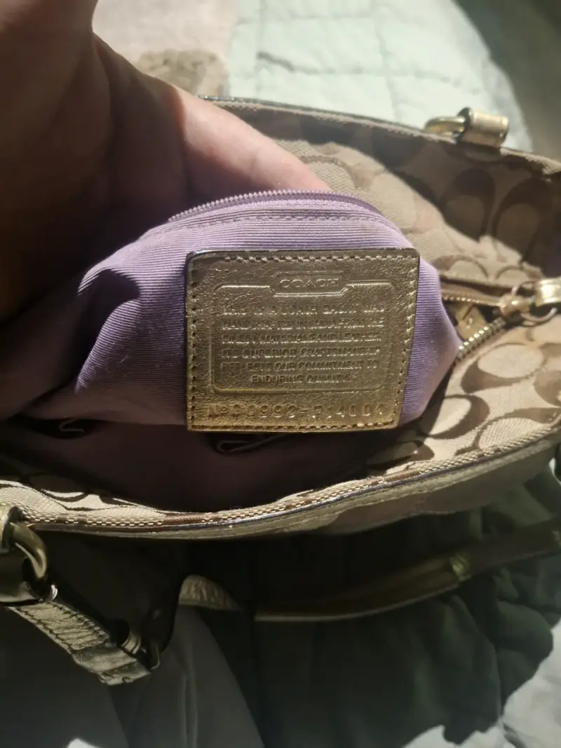 Bolso de mano Coach dorado con diseño clásico - 2