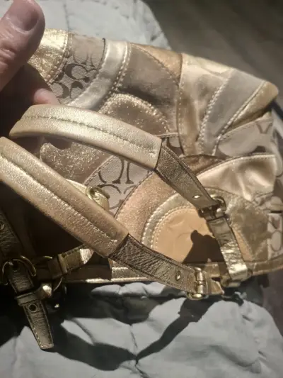 Bolso de mano Coach dorado con diseño clásico - miniatura 3