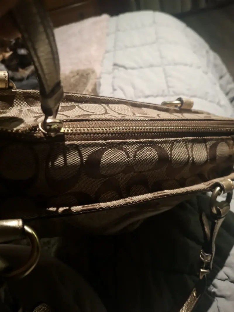 Bolso de mano Coach dorado con diseño clásico - 4