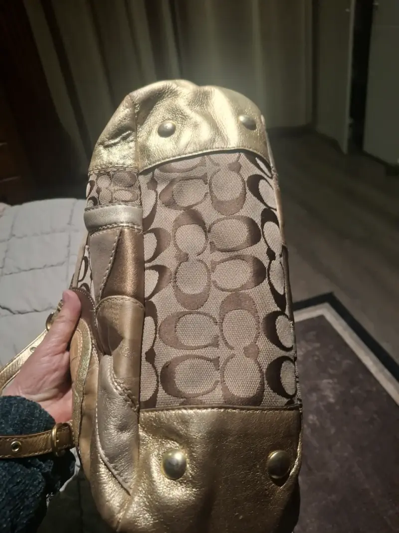Bolso de mano Coach dorado con diseño clásico - 5