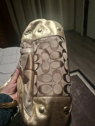 Bolso de mano Coach dorado con diseño clásico - miniatura 5