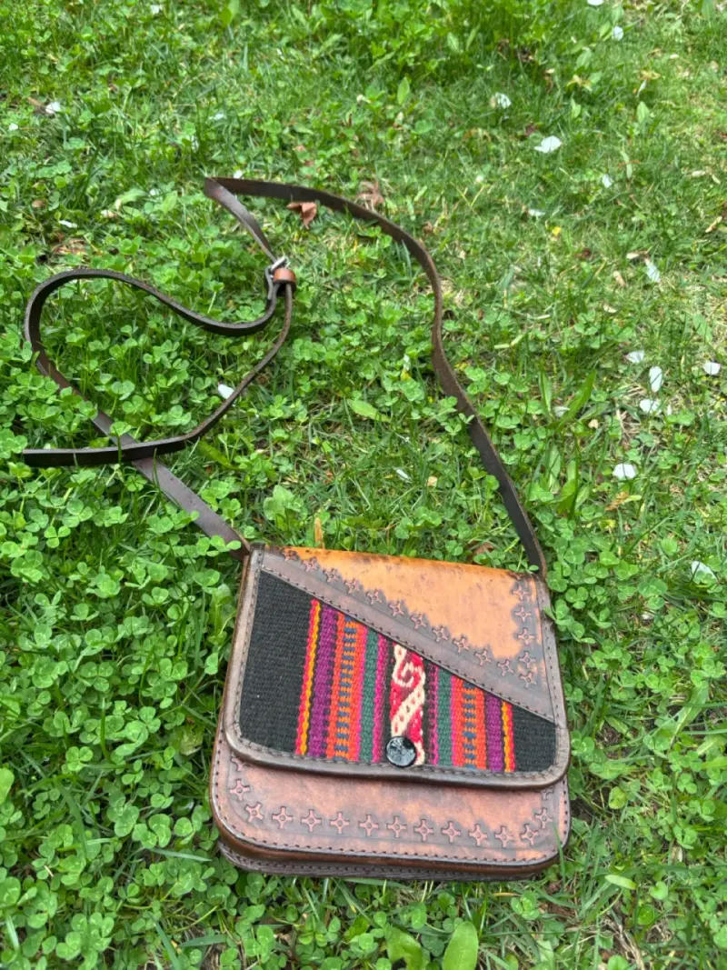 Bolso de cuero artesanal con diseño étnico - 1